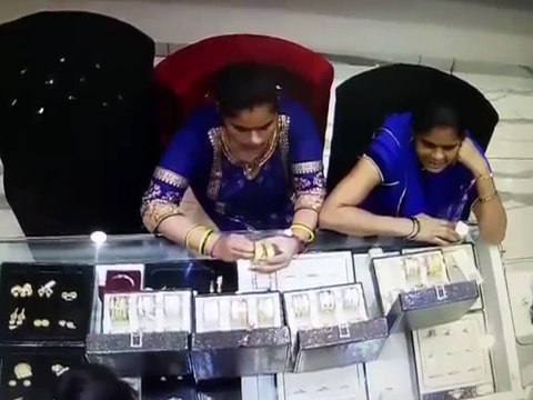 Girls Caught in CCTV While Thefting in Jelwery shop in India