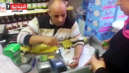 ضباط الشرطة للمواطنين بالأسواق: "مش هنسمح لحد يستغلكم ويبيع بسعر غالى"