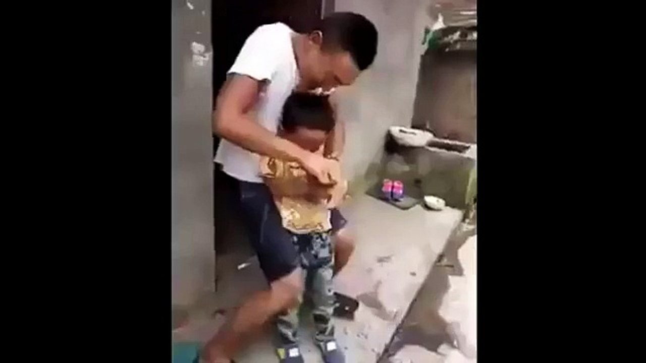 Un homme rate son tour de magie