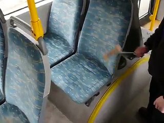 Regardez ce qu'il se trouve dans les sièges de bus... ça fait peur