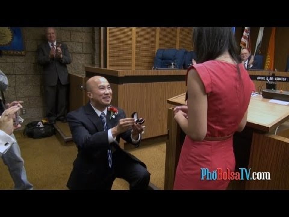 Tân nghị viên Chris Phan và màn cầu hôn lịch sử