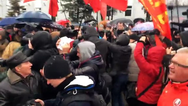 Массовая перепалка ваты в Минске: Сорвали открытие памятника 'Вождю' Ленину