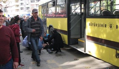 Feci kaza: Otobüsten inerken dikkatsizliğinin kurbanı oldu