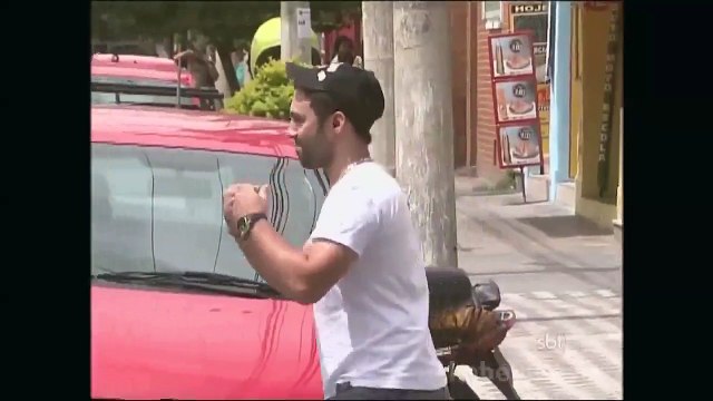 Cette jolie fille fait perdre la tête à des passants avec de très rapides transformations !