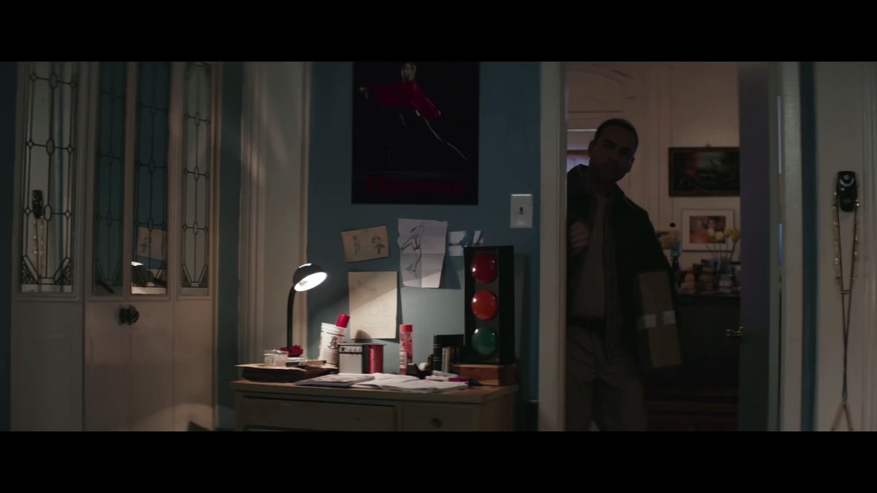 Le papa protège son fils des truands du quartier, regardez ce qu'il cache sous son manteau!