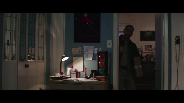 Le papa protège son fils des truands du quartier, regardez ce qu'il cache sous son manteau!