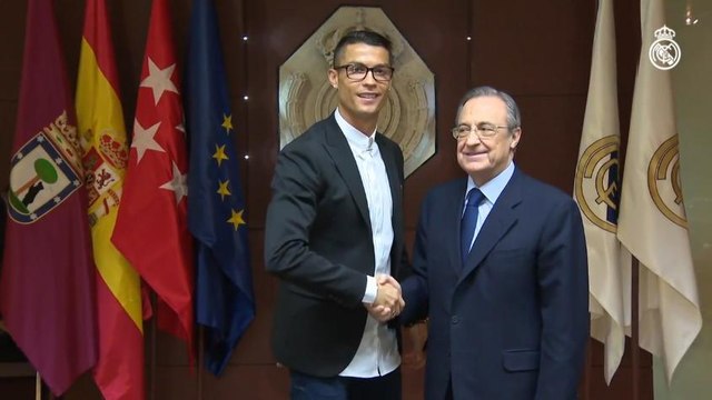 Cristiano Ronaldo renova com o Real Madrid até 2021