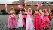 Barbies humanas russas fazem protesto pró-Barbie