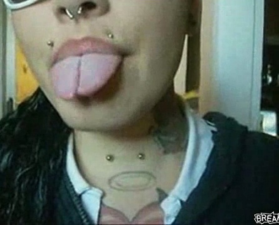 Fata cu limba despicată! Ești pregătit s-o vezi?