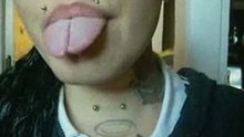 Fata cu limba despicată! Ești pregătit s-o vezi?