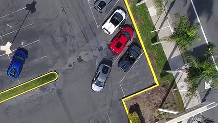 Une femme monte à bord d'une Lamborghini et va donner une bonne leçon à tous ceux qui pensent que les femmes n'assurent