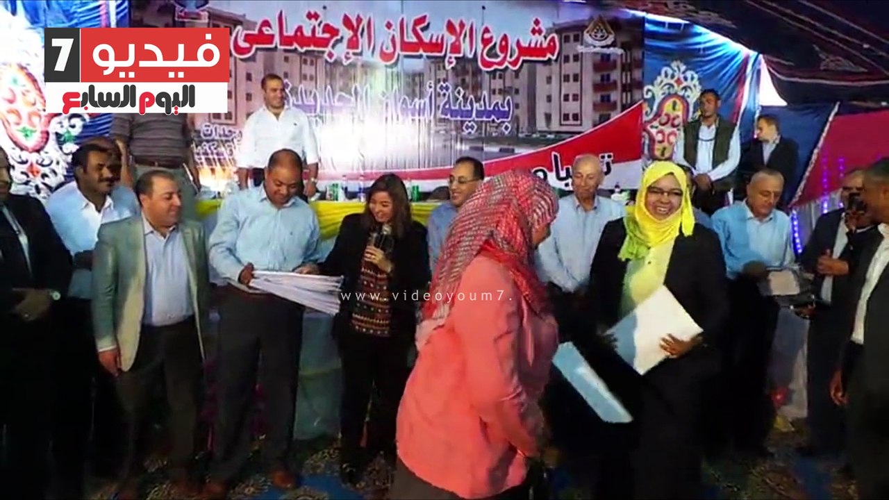 وزير الإسكان يسلم عقود وحدات الإسكان الاجتماعى بأسوان.. ويعلن قبول 12 ألف مواطن تعطل مشروعهم منذ عام 2008