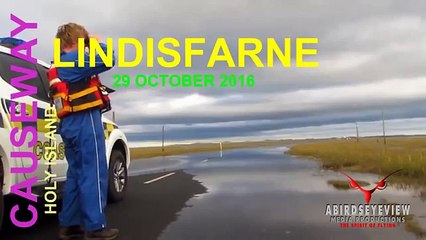 Inundación dejó a taxi varado en medio de la autopista