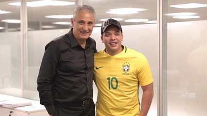 Wesley Safadão visita o museu da CBF e conhece o técnico Tite