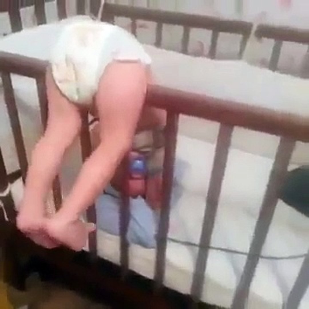 Un bebé se hace viral por la manera que se escapa de su cuna - Vídeo  Dailymotion
