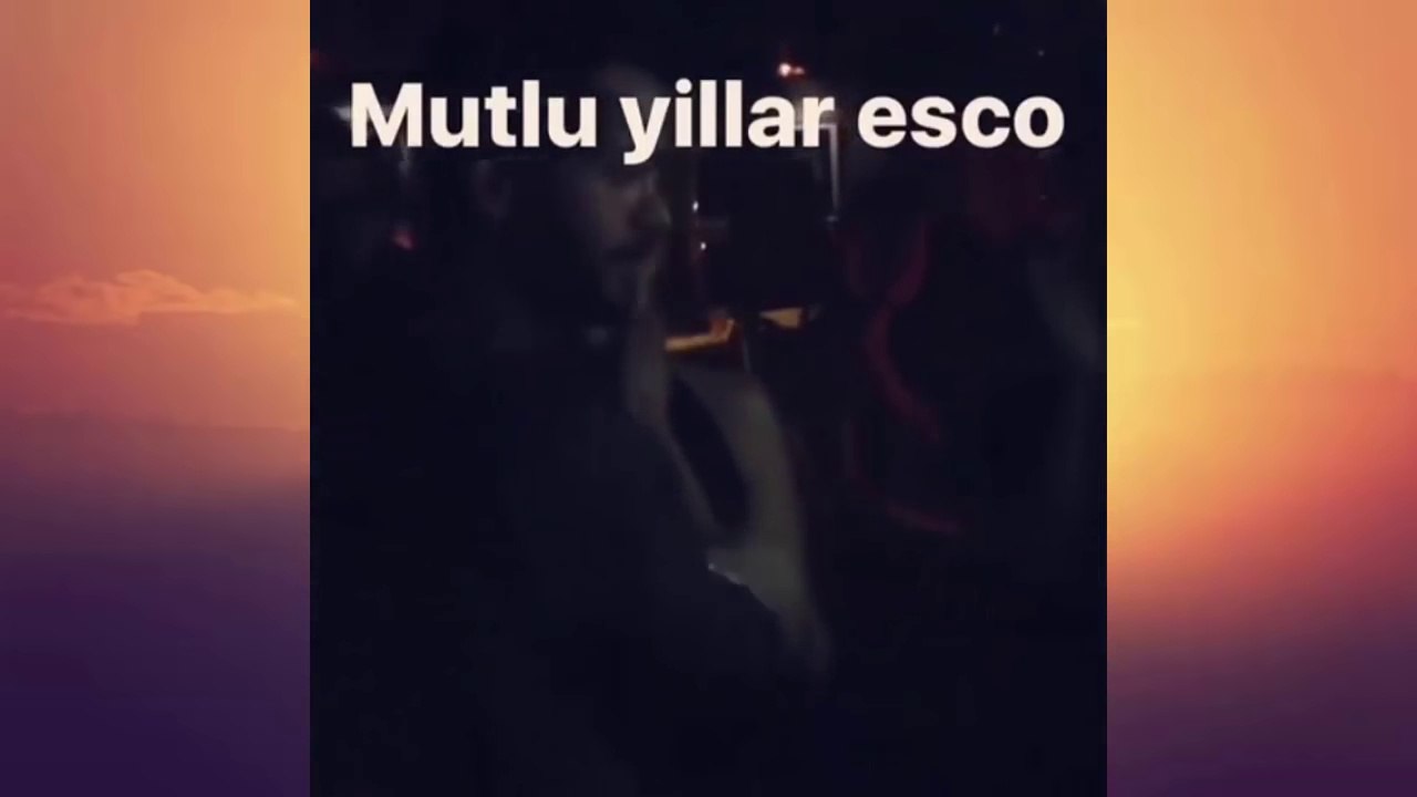 Barış Arduç Doğum Günü Pastasını üfledikten sonra yanındaki kızı öpüyor