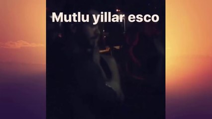 Barış Arduç Doğum Günü Pastasını üfledikten sonra yanındaki kızı öpüyor