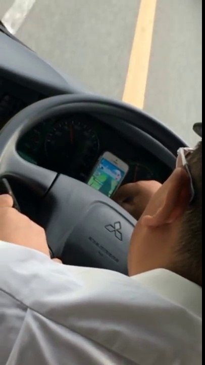 Un chauffeur de bus joue à Pokémon GO