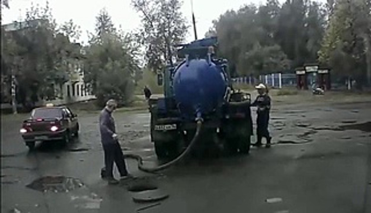 Une personne âgée tombe dans une bouche d'égout !