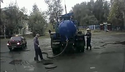Une personne âgée tombe dans une bouche d'égout !