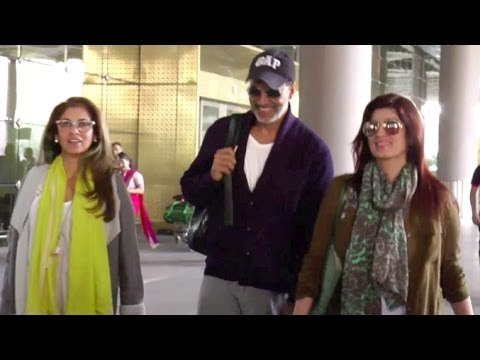 Akshay Kumar With Family Twinkle Khanna & Dimple Kapadia At Mumbai Airport