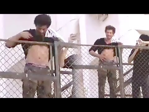Shahrukh Khan Showing Abs As Birthday Gift To FANS Outside Mannat