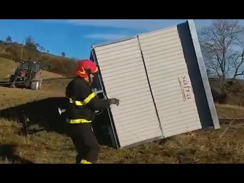 Palmiano (AP) - Forti raffiche di vento, recuperata mungitrice ribaltata (07.11.16)