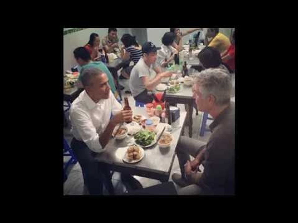 Tổng thống Obama giản dị thưởng thức bún chả gia truyền trên phố Lê Văn Hưu, Hà Nội