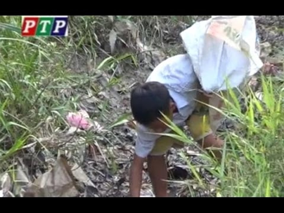 Xót xa gia cảnh cháu bé nhặt ve chai kiếm tiền cứu mẹ