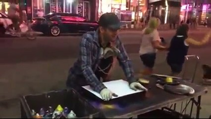 شاهد ابداع رسام متجول شيء رائع جدا