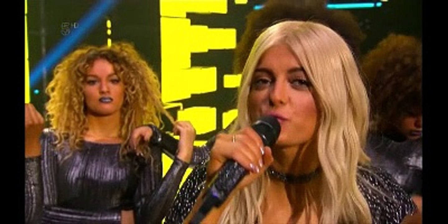Bebe Rexha awkwardly twerks when hosting the 2016 MTV EMAs