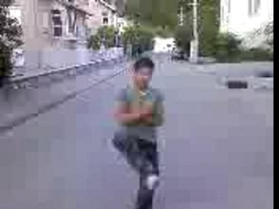 le cousin qui essai de dancer la tectonik