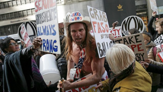 Нью-Йорк: выбор из двух зол, или голый ковбой за Трампа