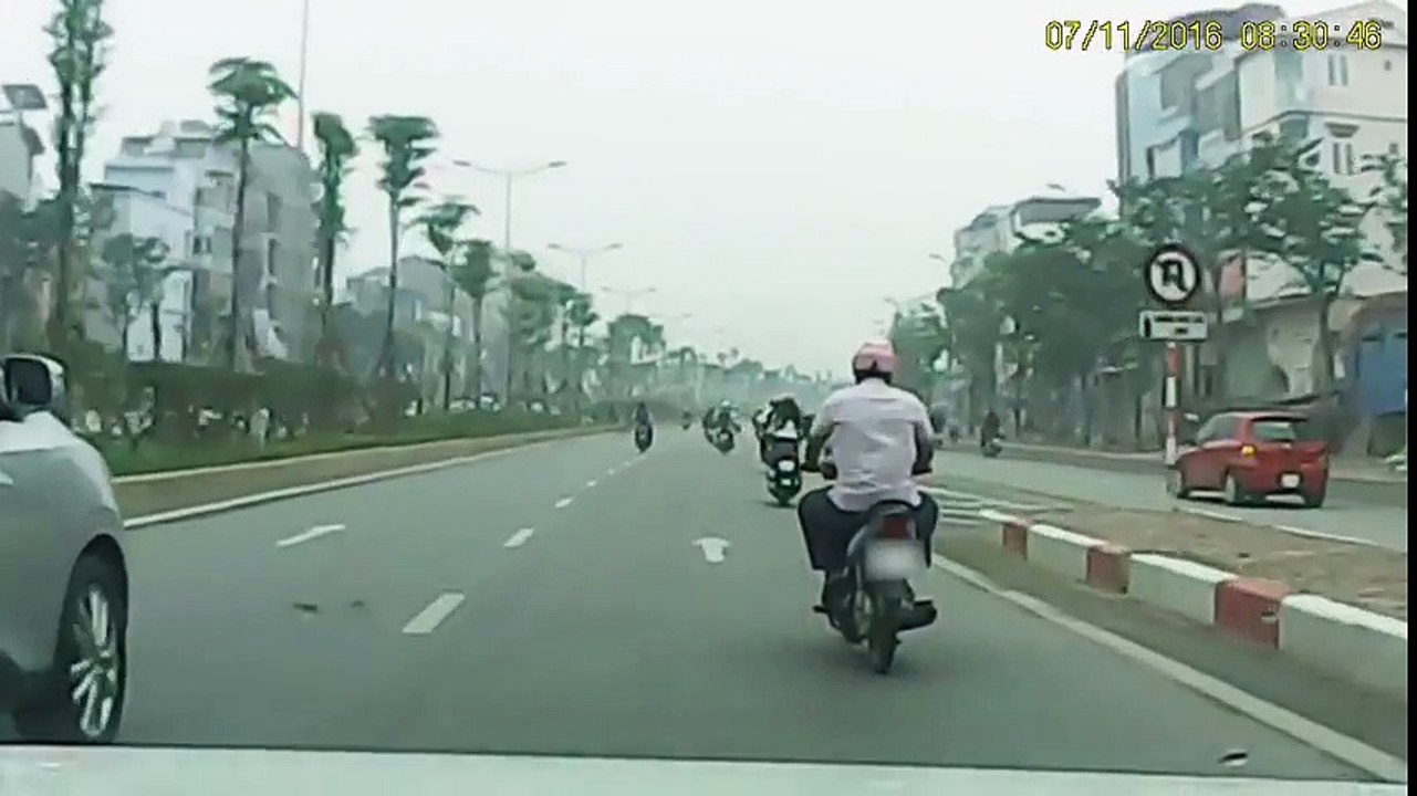 Xe ô tô đâm người rồi bỏ chạy, cô gái suýt bị xe cán qua người