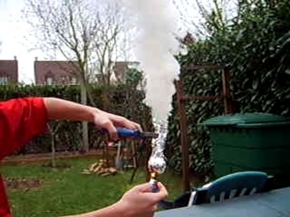 fumigene avec une balle de ping pong