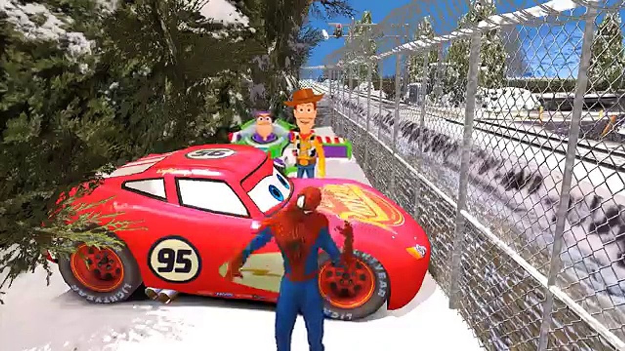 Spiderman, Buzz & Woody (Toy Story) samusent sur les routes enneigées | Gameplay pour enfant