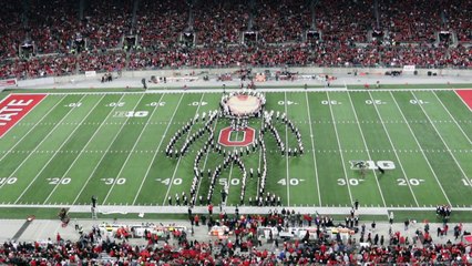 Hommage aux supers héros par une fanfare de football américain - Ohio State - Marvel, Spiderman, Batman