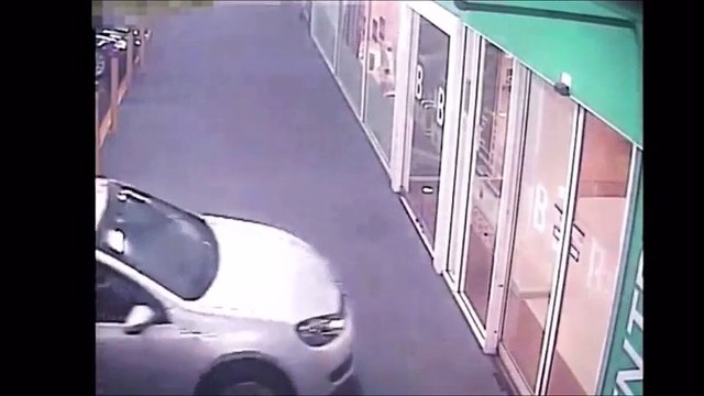 Perdre le contrôle de sa voiture dans un supermarché.. DANGER !!
