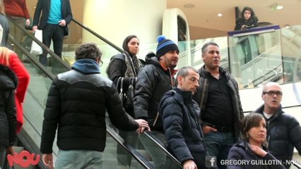 Pranque   coup de foudre entre hommes en escalator   Love escalator prank