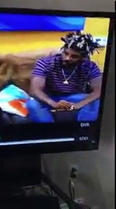 Il se fait le mannequin challenge mais.. tout seul LOL !