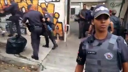 O EXATO MOMENTO QUE A POLÍCIA DESOCUPA UMA ESCOLA INVADIDA