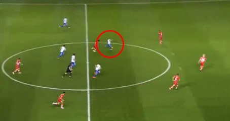 İngiltere'de Oynana Maçta Futbolcu Kaleciyi Orta Sahadan Kale İçine Soktu