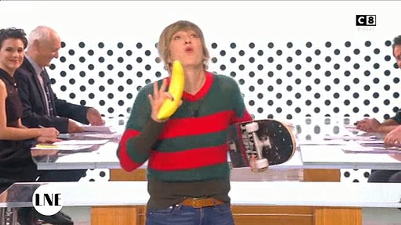 Pour l'égalité salariale hommes/femmes, Daphné Bürki fait grève dans "La nouvelle édition" - Regardez