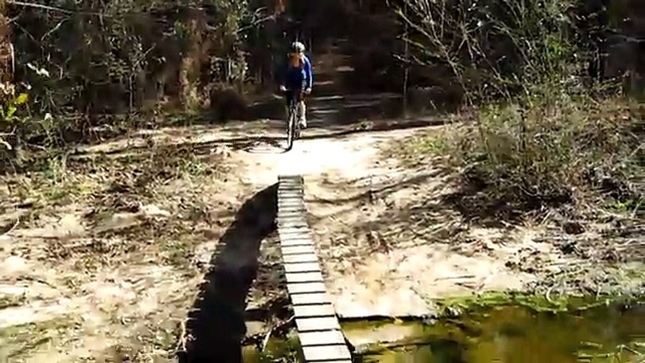 Belle chute en VTT dune blonde
