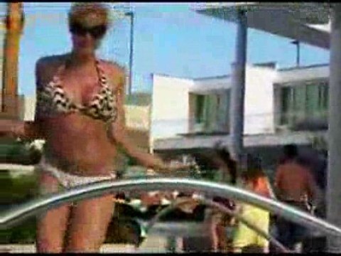 Blonde owned au bord dune piscine