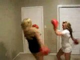 Deux blondes se battent avec des gants de boxe