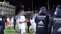 Des footballeurs suédois font une bataille de boules de neige avec leurs fans pour fêter la victoire !