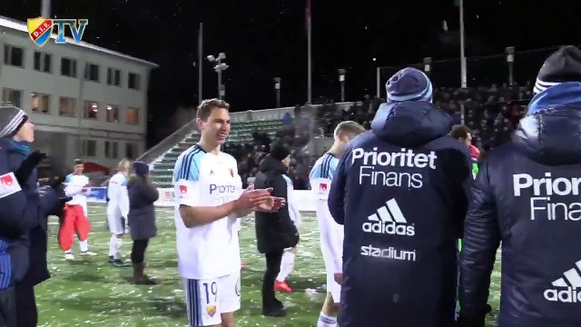 Des footballeurs suédois font une bataille de boules de neige avec leurs fans pour fêter la victoire !