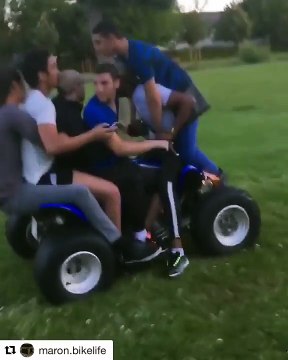 Il fait une roue arrière avec 6 personnes sur son quad