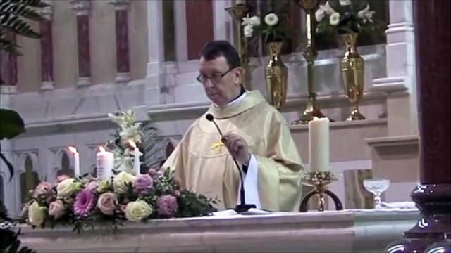 Ce prêtre va vous surprendre par sa voix magnifique et ce qu'il chante... Incroyable